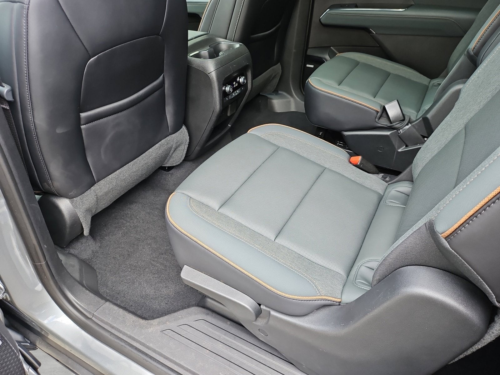 2025 GMC Acadia AT4