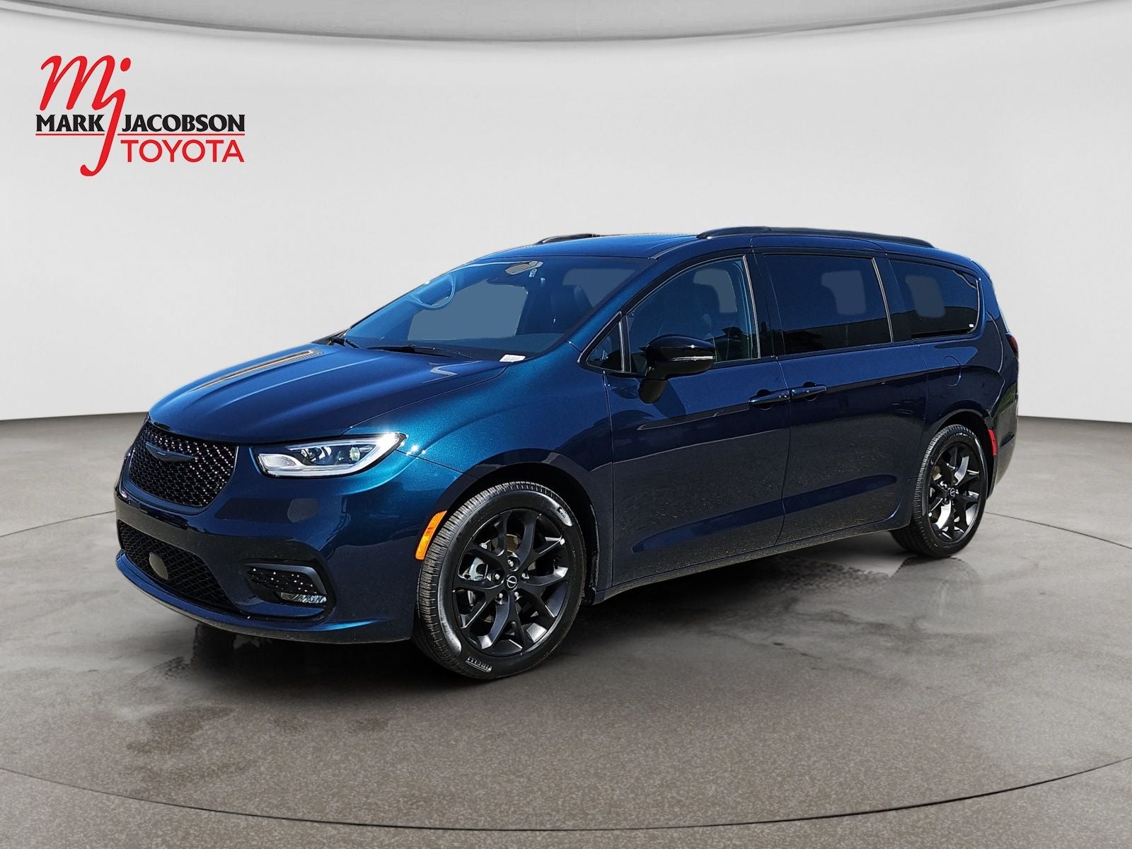 2025 Chrysler Pacifica Limited's photo