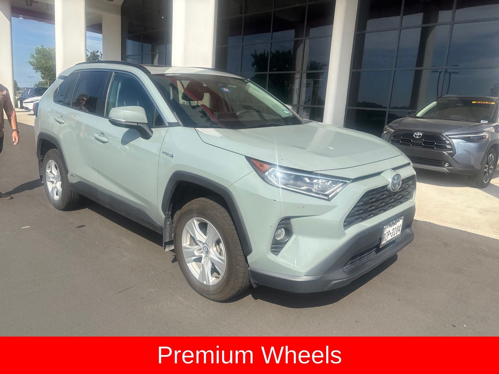 2020 Toyota RAV4 Hybrid XLE