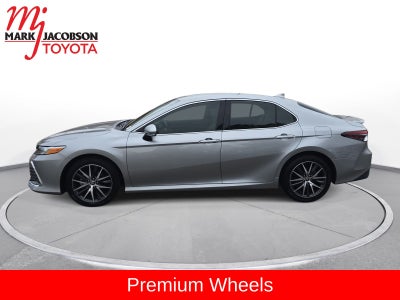 2022 Toyota Camry Hybrid XLE