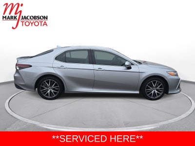 2022 Toyota Camry Hybrid XLE