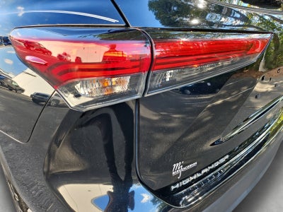 2023 Toyota Highlander Hybrid Bronze Edition