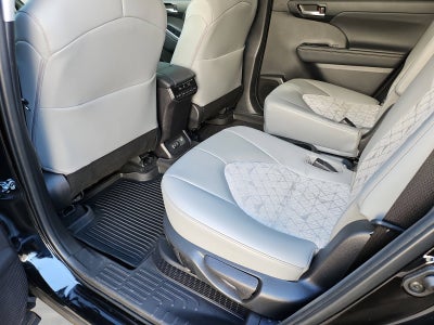 2023 Toyota Highlander Hybrid Bronze Edition