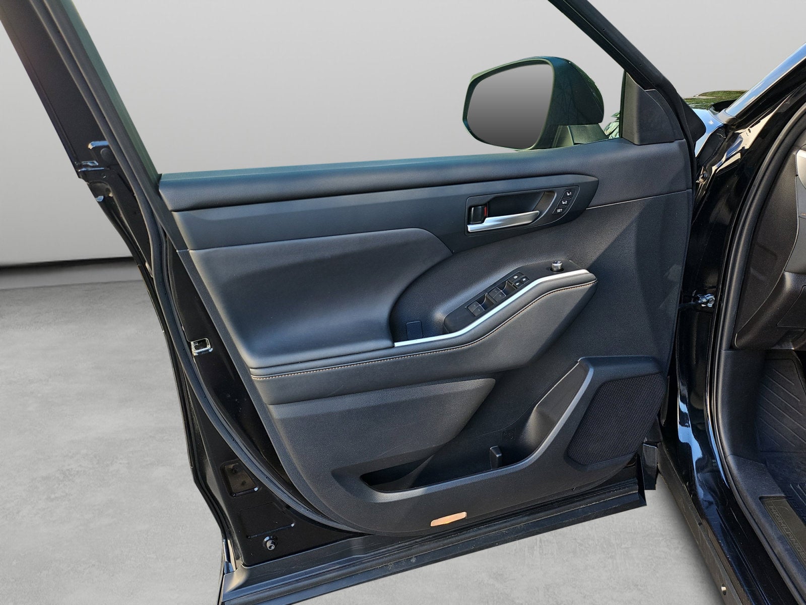 2023 Toyota Highlander Hybrid Bronze Edition