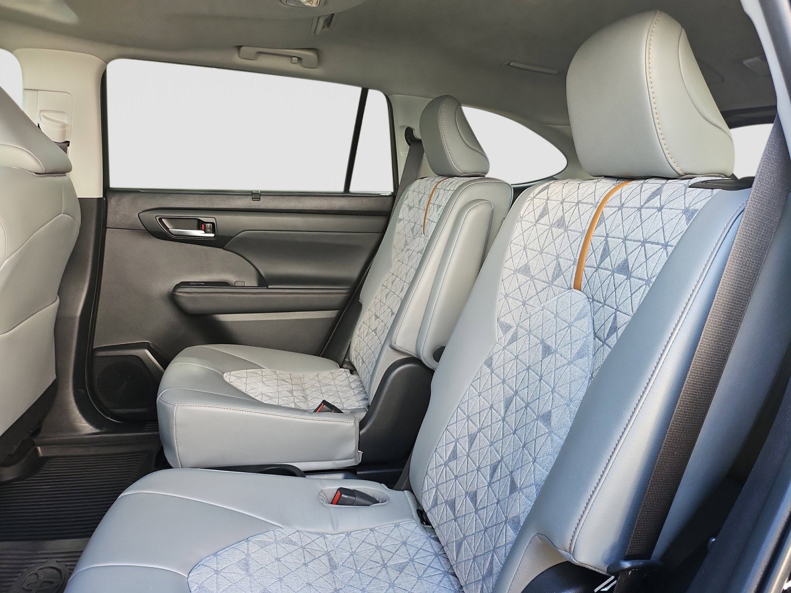 2023 Toyota Highlander Hybrid Bronze Edition