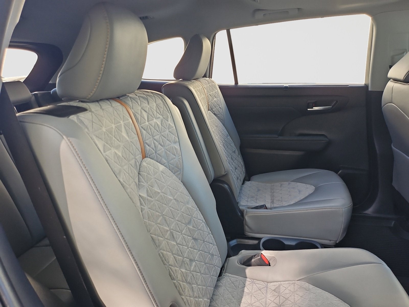 2023 Toyota Highlander Hybrid Bronze Edition