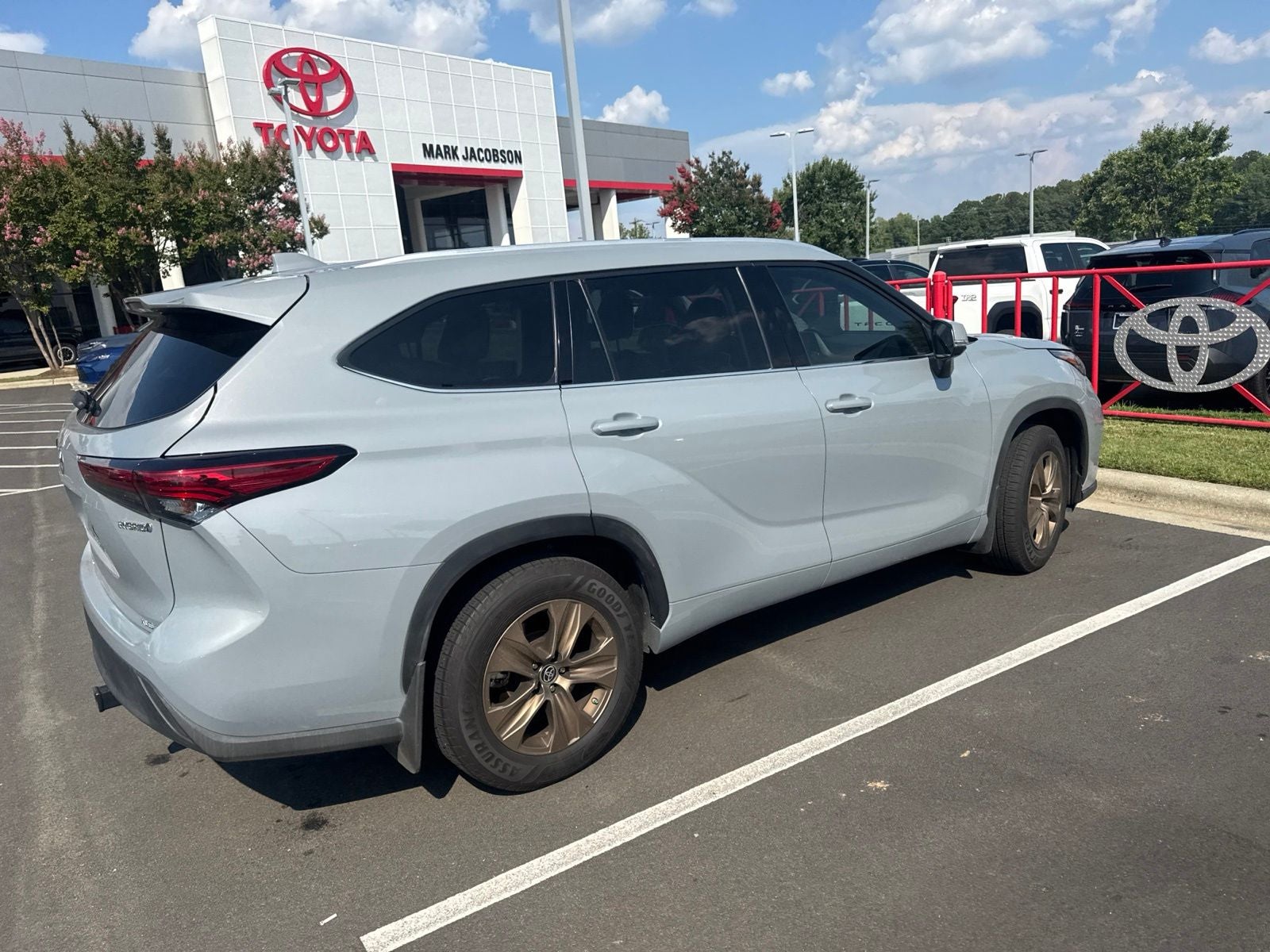 2022 Toyota Highlander Hybrid Bronze Edition