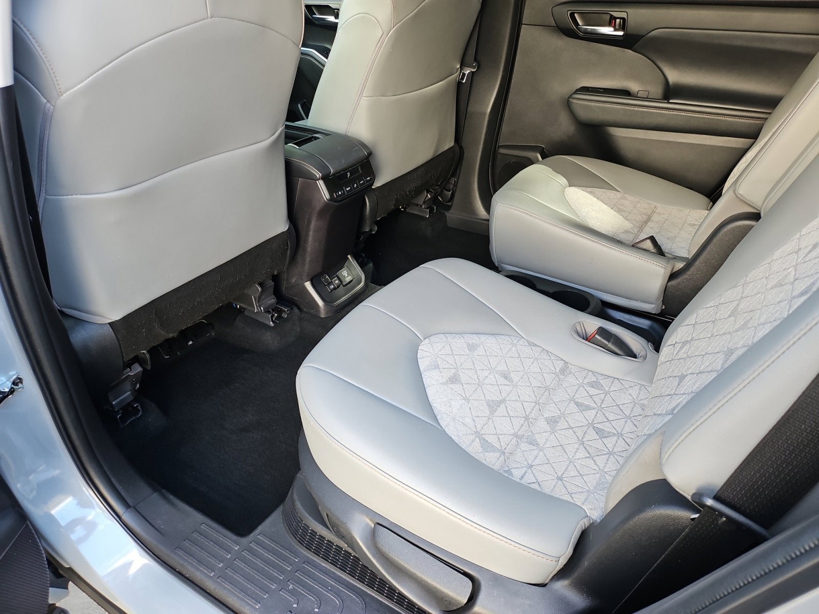 2022 Toyota Highlander Hybrid Bronze Edition