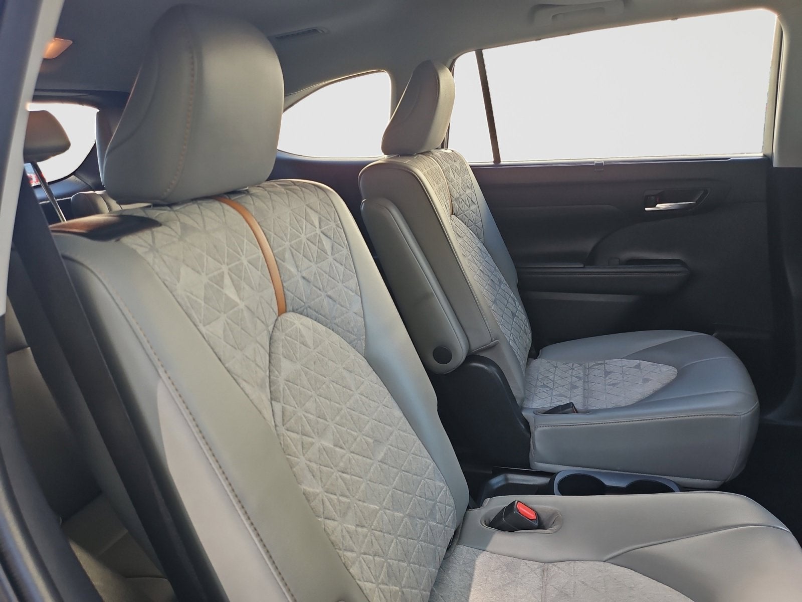 2022 Toyota Highlander Hybrid Bronze Edition