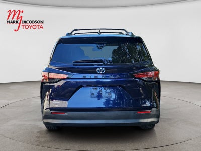 2021 Toyota Sienna LE 8 Passenger