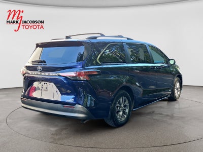 2021 Toyota Sienna LE 8 Passenger