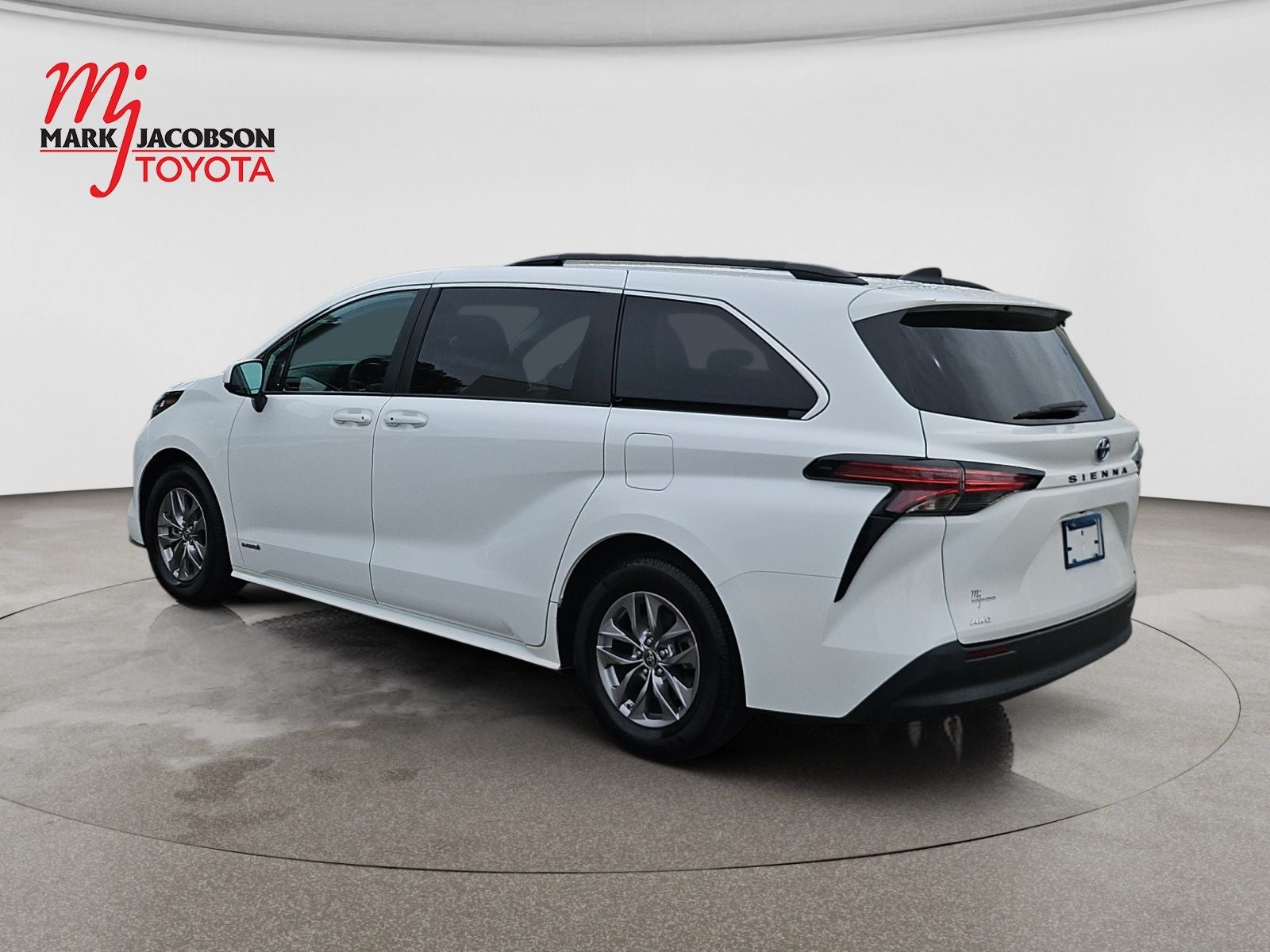 2021 Toyota Sienna LE 8 Passenger