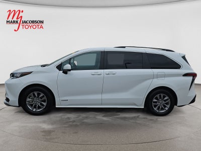 2021 Toyota Sienna LE 8 Passenger