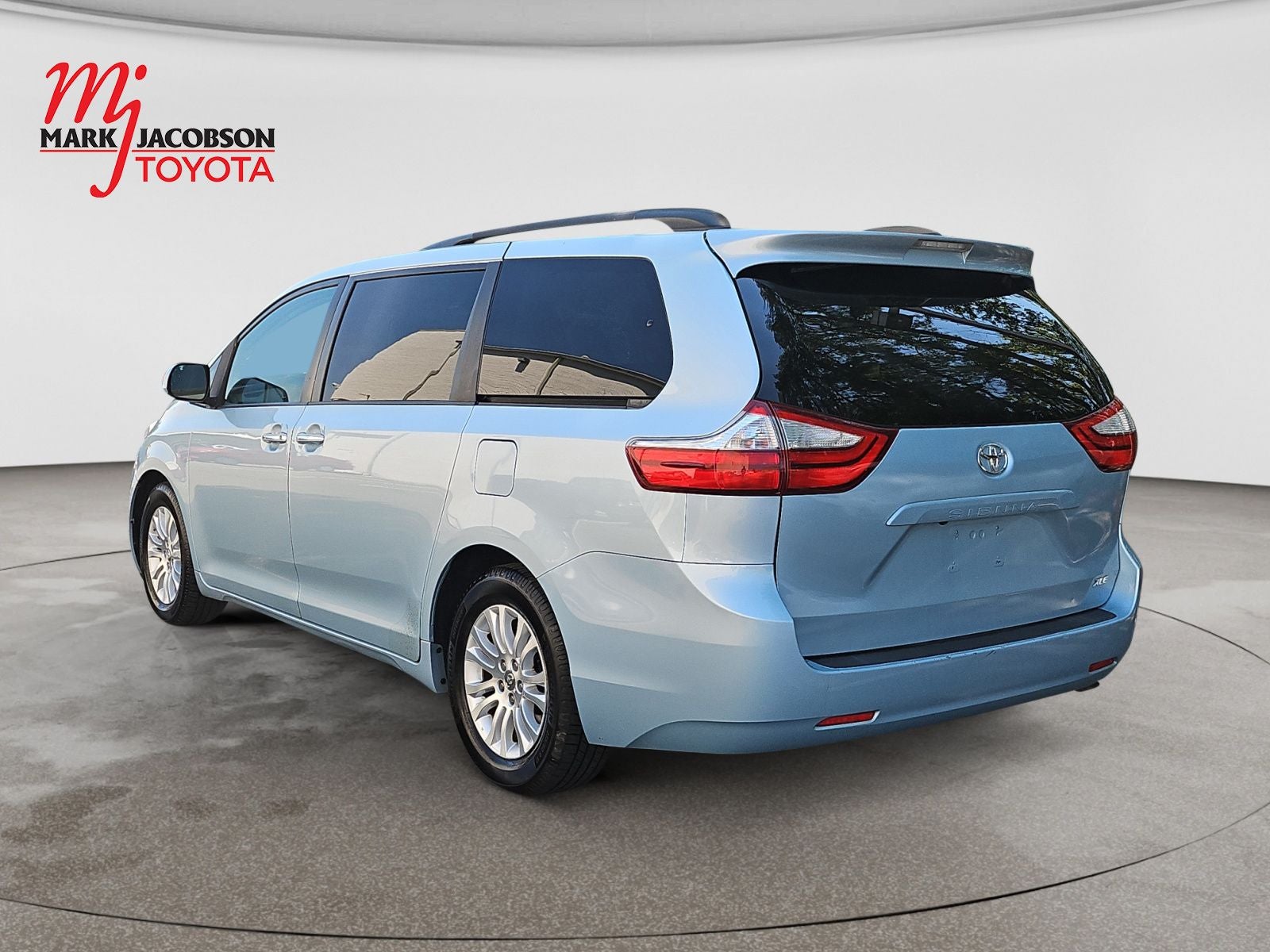 2015 Toyota Sienna XLE 8 Passenger