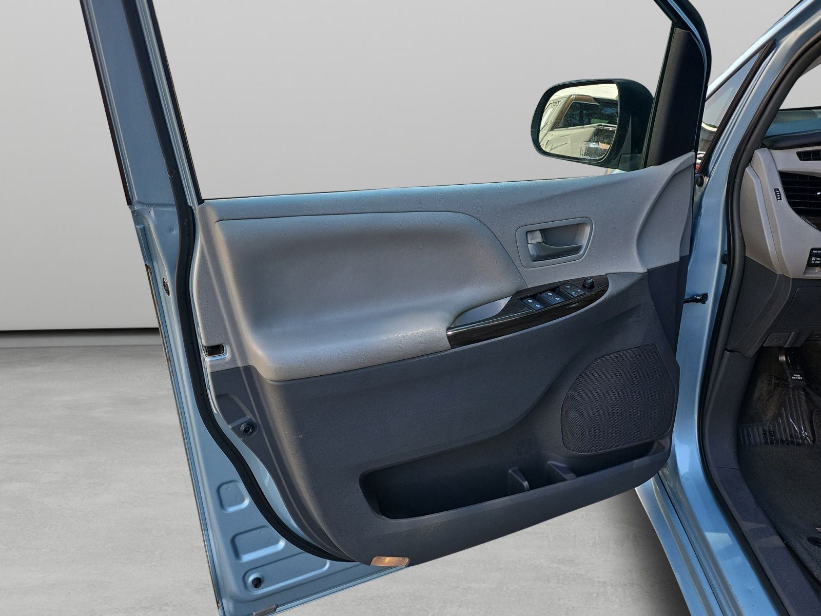 2015 Toyota Sienna XLE 8 Passenger