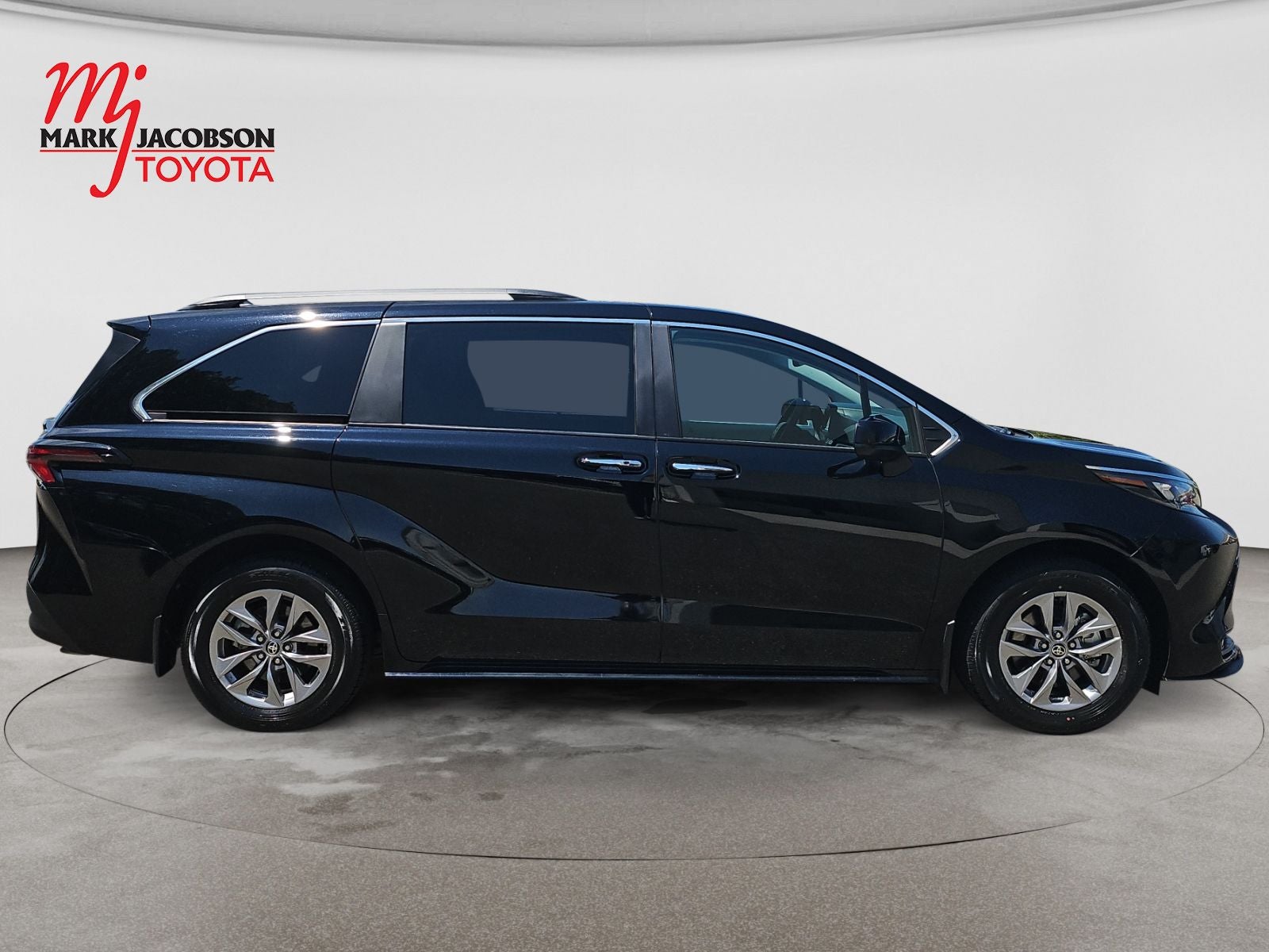 2025 Toyota Sienna XLE 8 Passenger
