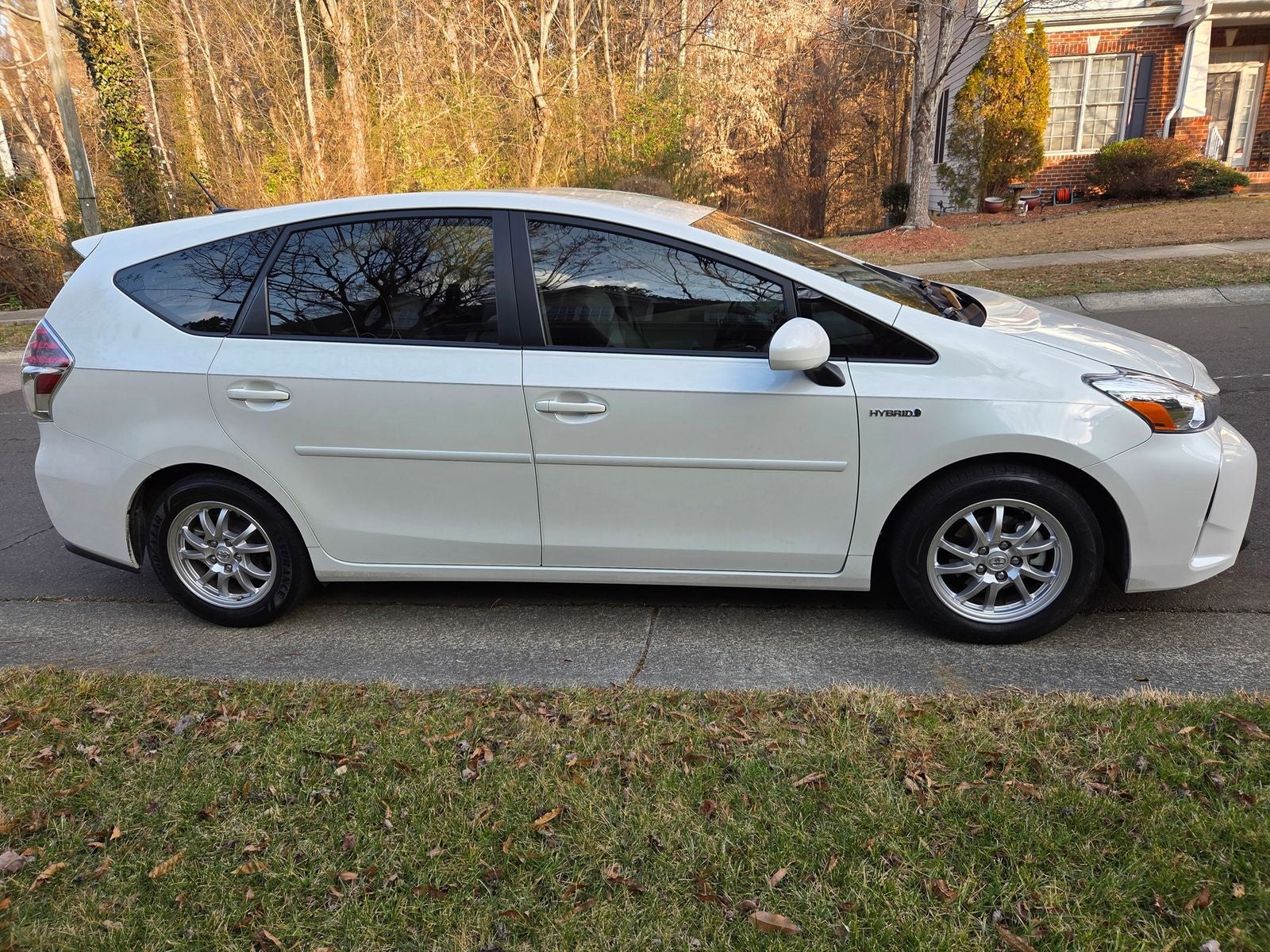 2016 Toyota Prius v Four