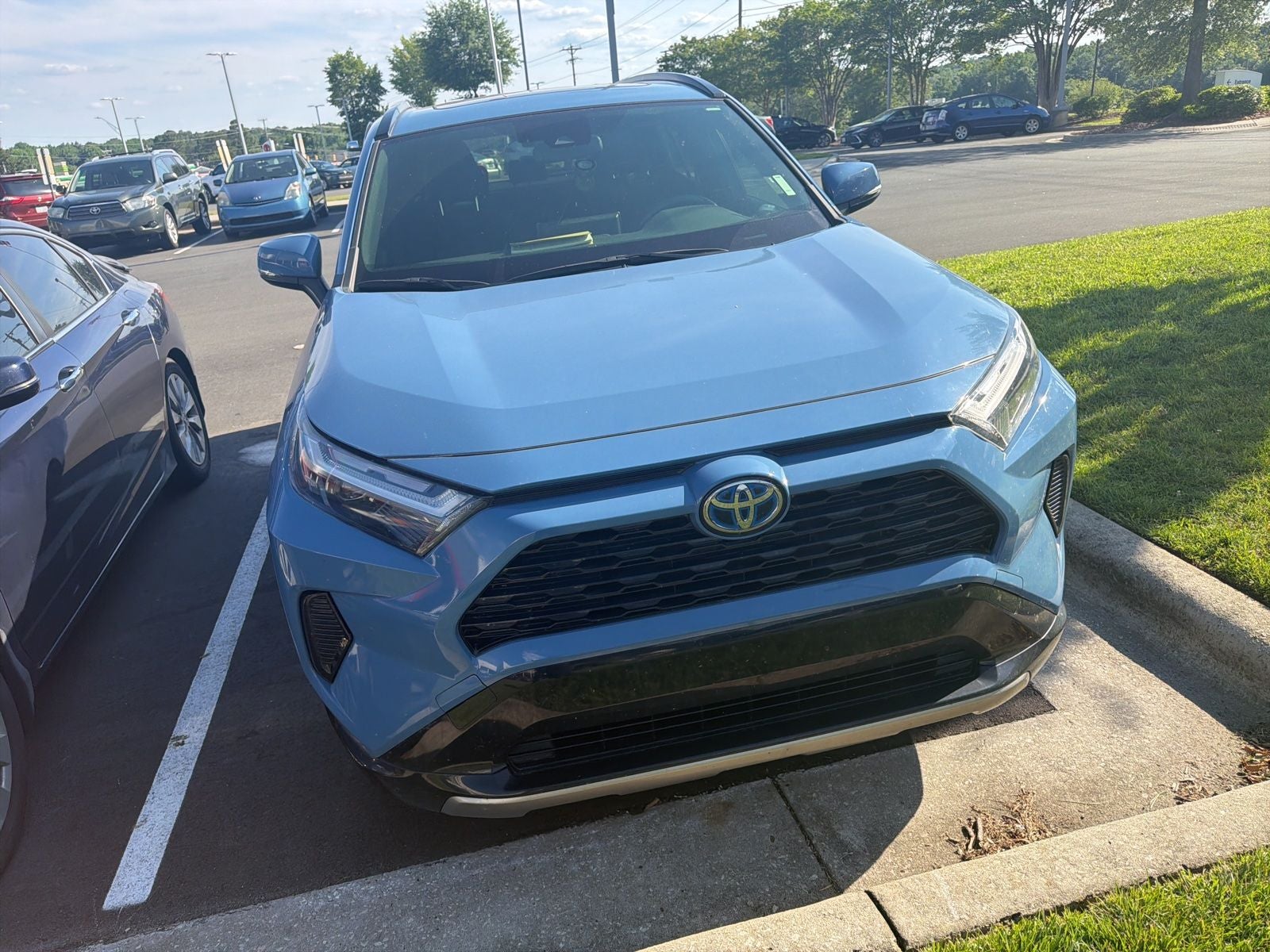 2023 Toyota RAV4 Hybrid SE AWD's photo