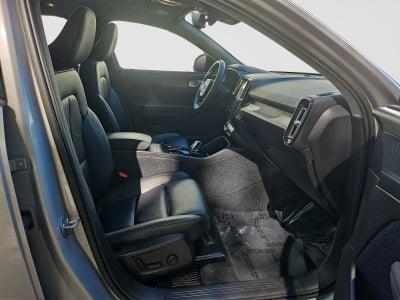 2023 Volvo XC40 B5 Plus Dark Theme
