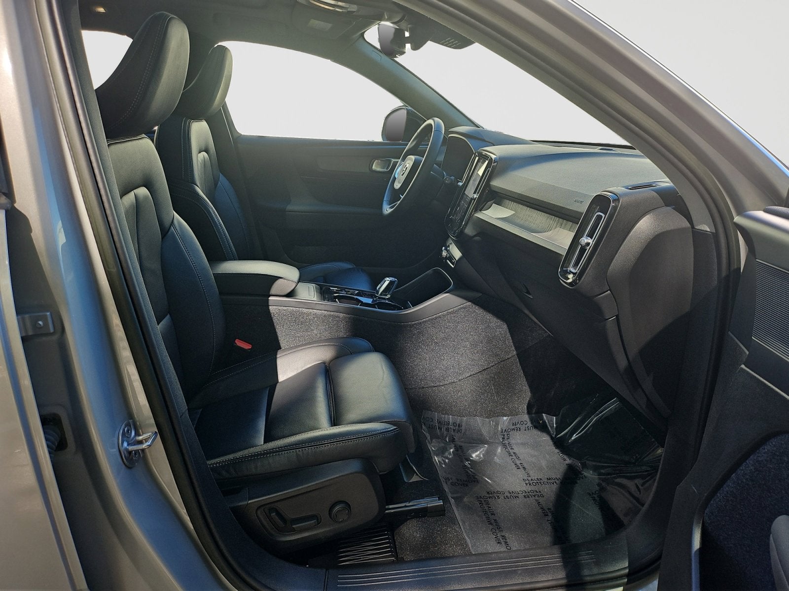2023 Volvo XC40 B5 Plus Dark Theme