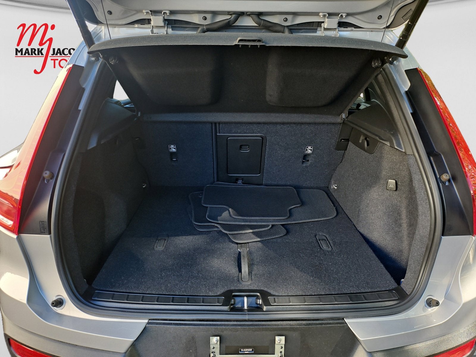 2023 Volvo XC40 B5 Plus Dark Theme