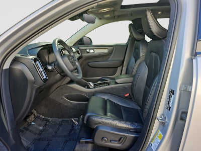 2023 Volvo XC40 B5 Plus Dark Theme