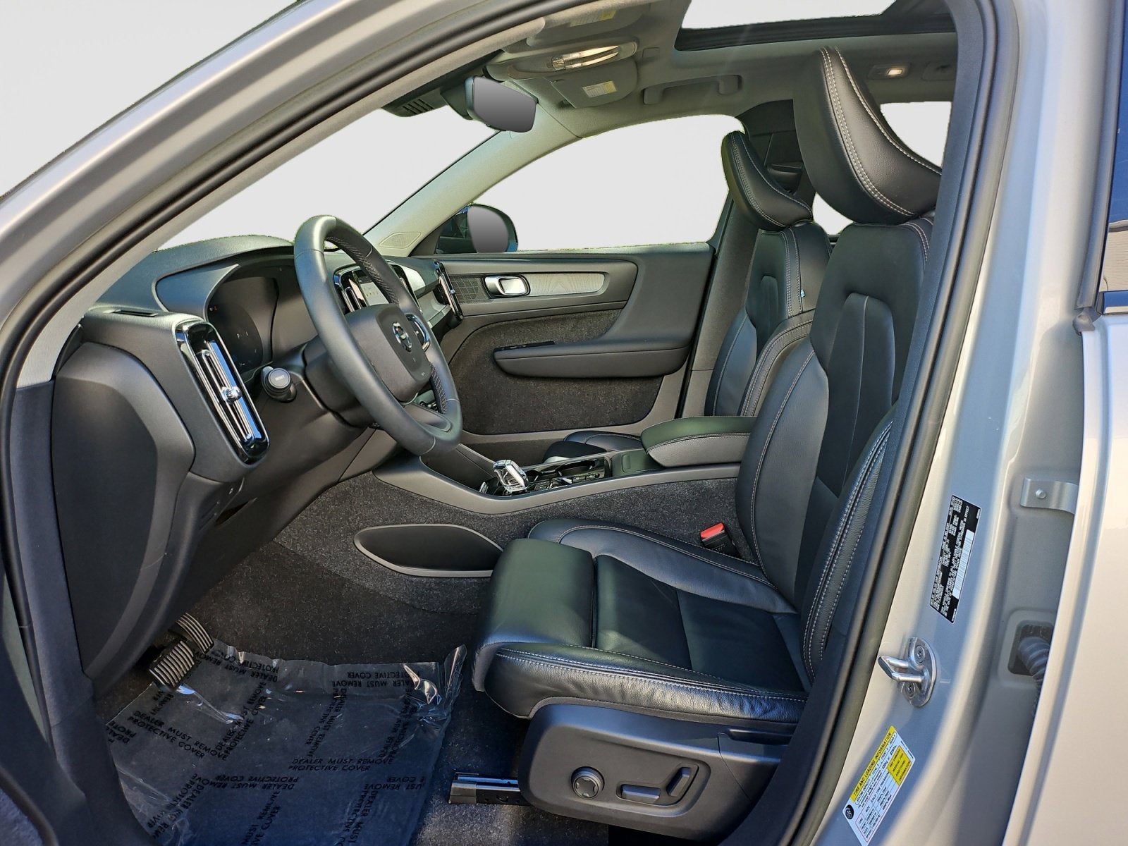 2023 Volvo XC40 B5 Plus Dark Theme