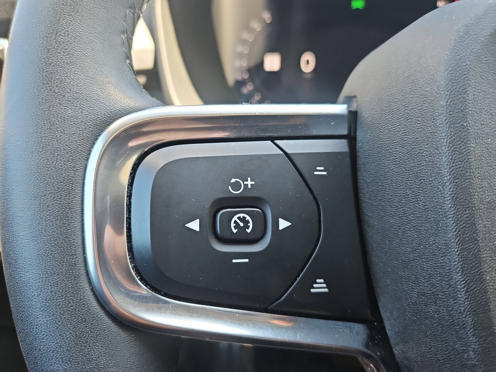 2023 Volvo XC40 B5 Plus Dark Theme