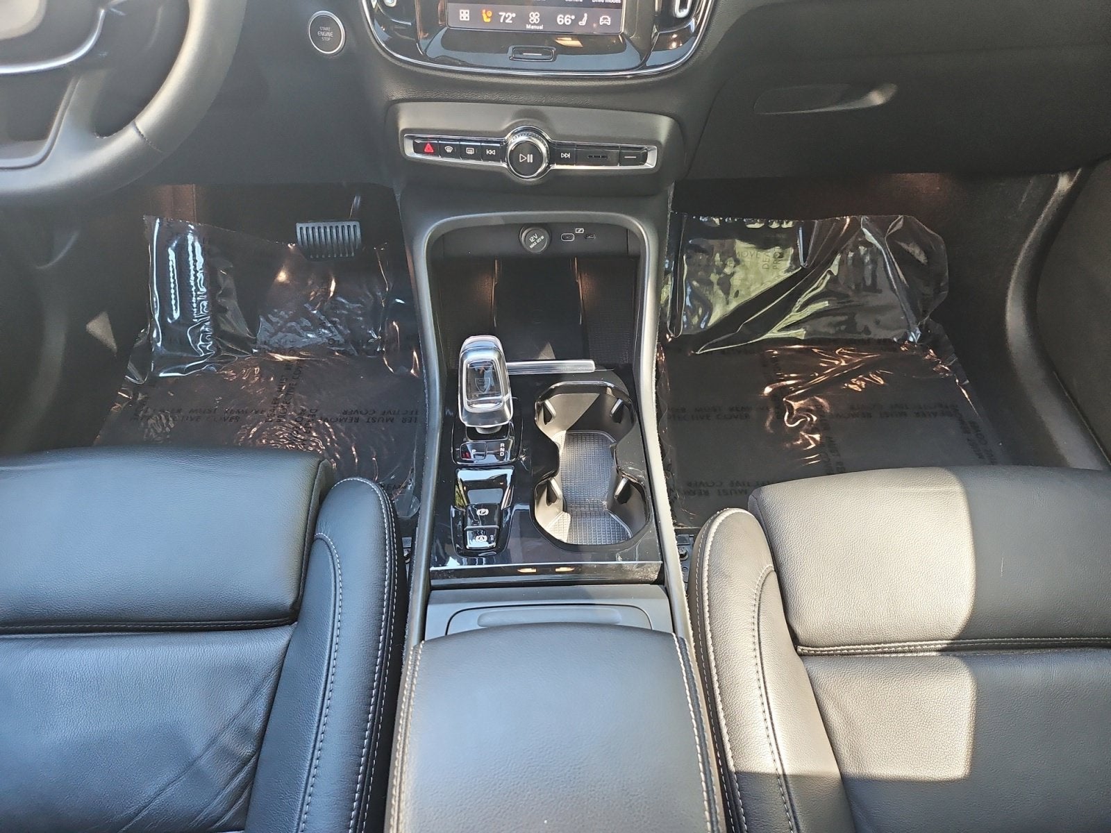 2023 Volvo XC40 B5 Plus Dark Theme