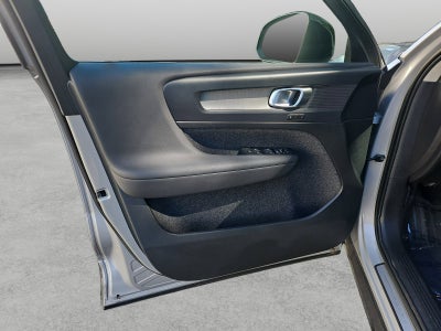 2023 Volvo XC40 B5 Plus Dark Theme