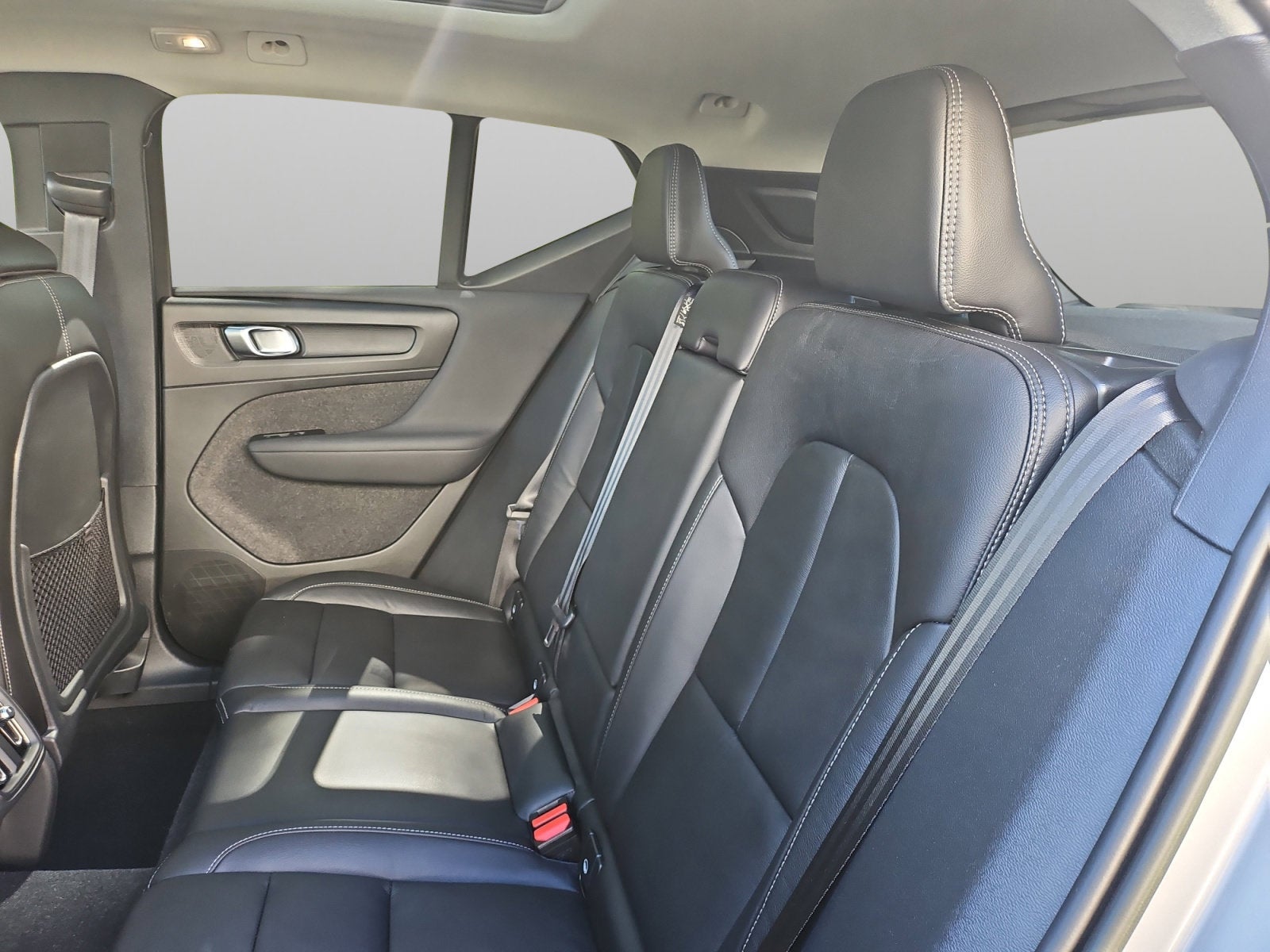 2023 Volvo XC40 B5 Plus Dark Theme