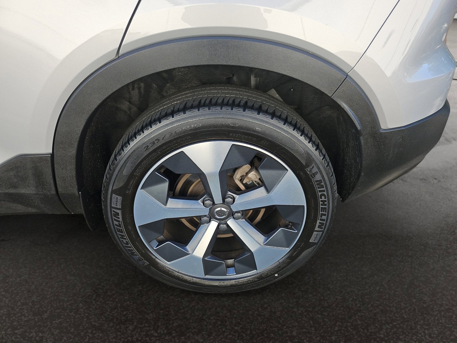 2023 Volvo XC40 B5 Plus Dark Theme